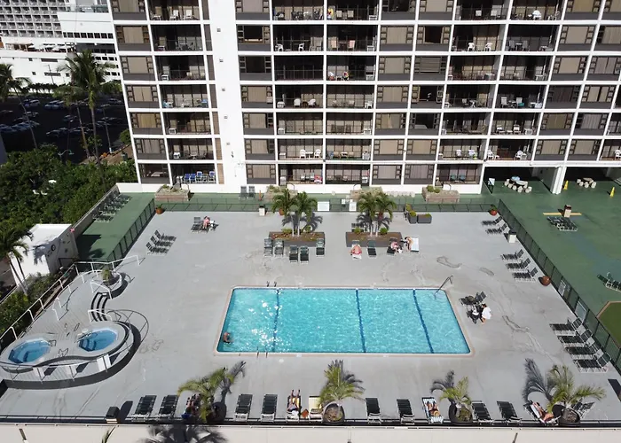 Tropical Retreat Near Waikiki Beach With Parking